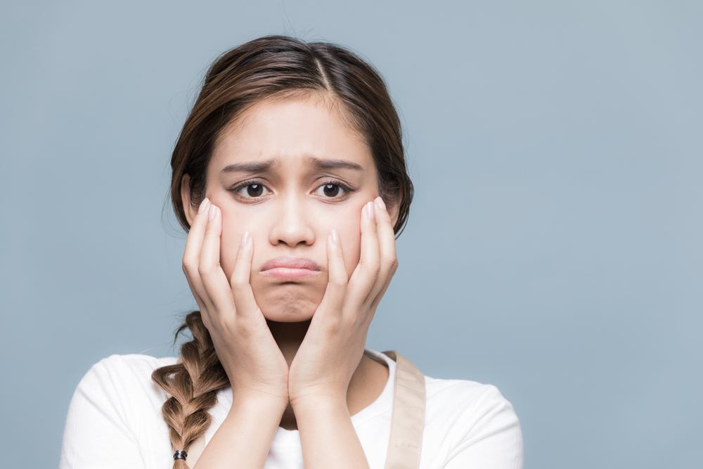 Menjelang menstruasi bukan cuma perut aja yang terasa nggak nyaman, beberapa orang pun mengalami jerawat PMS. Kamu termasuk salah satunya?