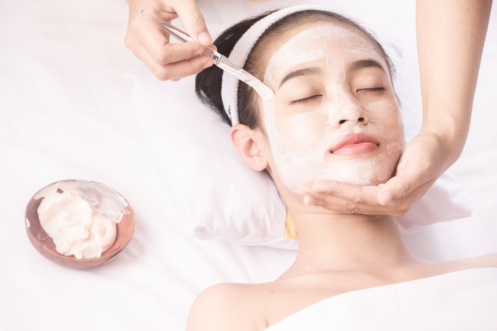 Punya kulit wajah halus dan mulus butuh perawatan rutin, salah satunya dengan facial. Tetapi buat kulit wajah yang cenderung berjerawat, bolehkan facial dilakukan?