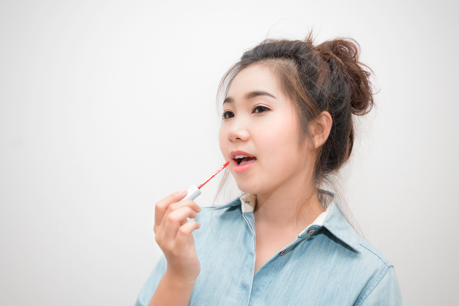 Pengin, deh, sesekali tampil beda dengan sapuan makeup. Tapi sebenarnya, kapan, sih seorang  perempuan boleh menggunakan makeup?