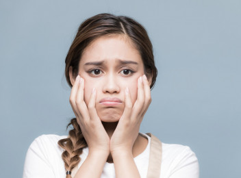 Menjelang menstruasi bukan cuma perut aja yang terasa nggak nyaman, beberapa orang pun mengalami jerawat PMS. Kamu termasuk salah satunya?