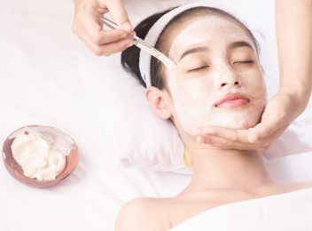 Punya kulit wajah halus dan mulus butuh perawatan rutin, salah satunya dengan facial. Tetapi buat kulit wajah yang cenderung berjerawat, bolehkan facial dilakukan?