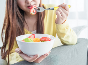 Ingin wajah bebas kusam dan jerawat? Yuk, konsumsi makanan-makanan berikut ini.