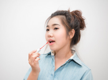 Pengin, deh, sesekali tampil beda dengan sapuan makeup. Tapi sebenarnya, kapan, sih seorang  perempuan boleh menggunakan makeup?